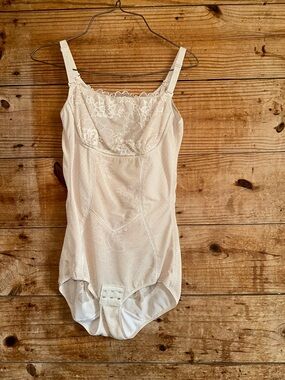 SifuLi  Lace-Trim Shapewear Bodysuit in Cream
